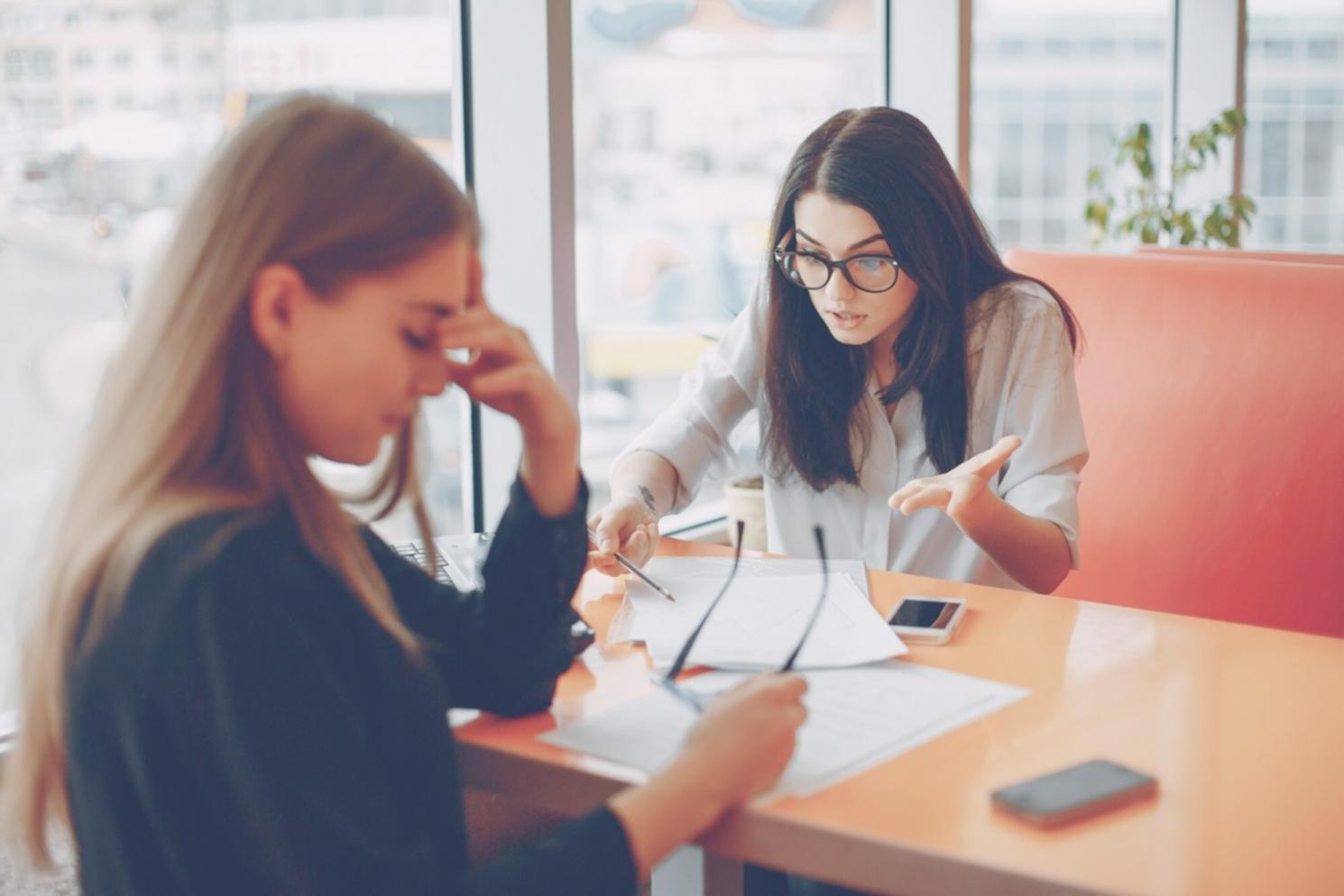 Sesión de formación financiera con análisis de estrategias empresariales
